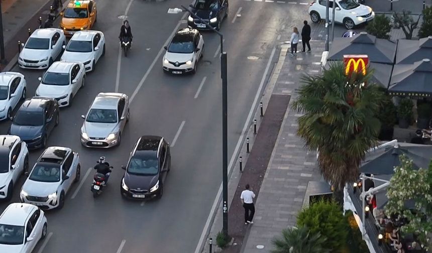İstanbul’da tehlikeli kaçış: Motosikletli sürücü kaldırımdan dönüp ters yola girdi