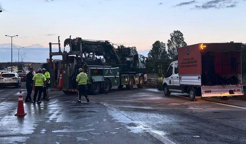 TEM’de korkutan kaza: TIR yolda yan yattı