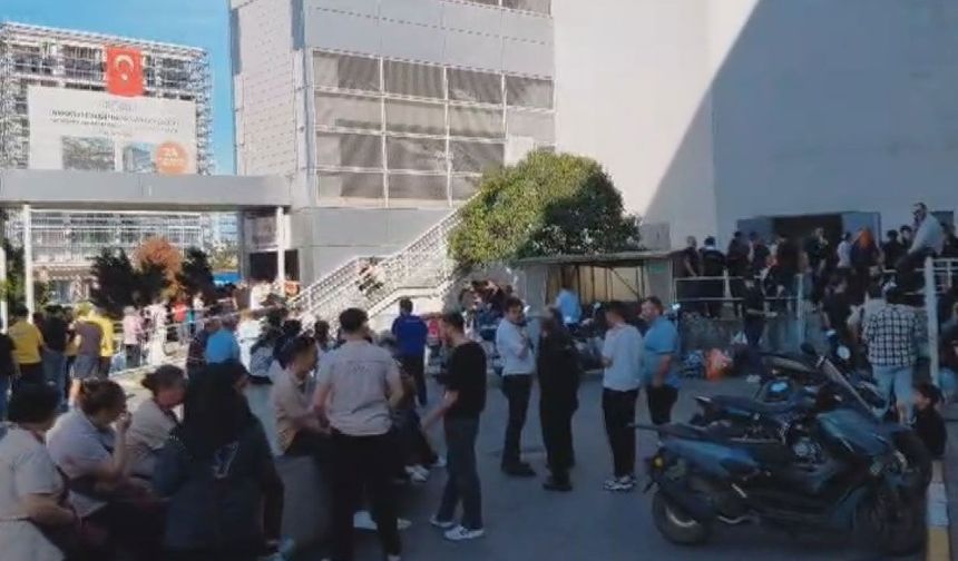 Pendik'te alışveriş merkezinde yangın