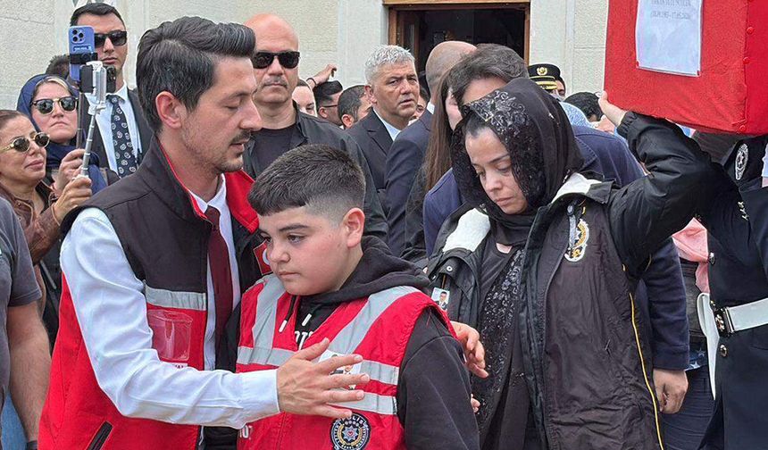 Şehit polise son veda: Eşi tabutunu omuzladı