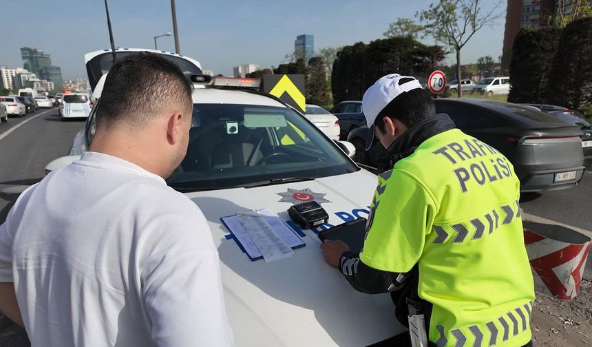 Kadıköy’de sıkı denetim: Kaldırımı kullanan motosikletlilere işlem yapıldı