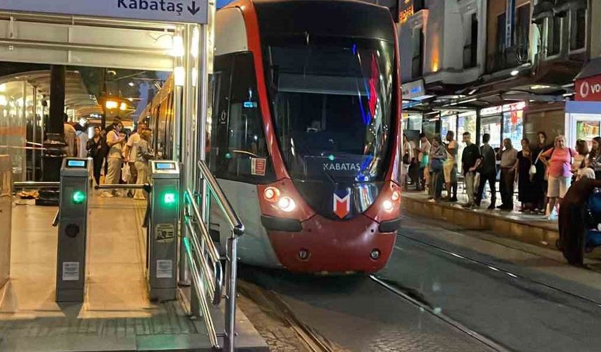 İstanbul’da tramvay hırsızları güvenlik kamerasıyla yakalandı