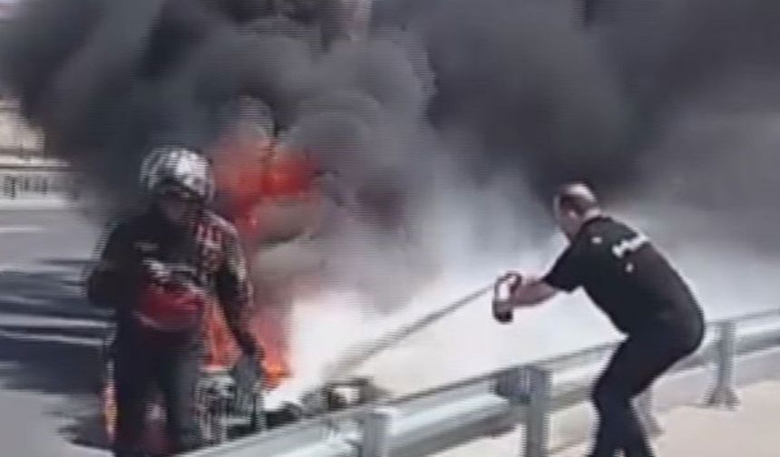 Zeytinburnu'nda seyir halindeki motosiklet alev alev yandı