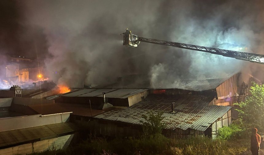 Arnavutköy’de ahşap tesisinde korkutan yangın