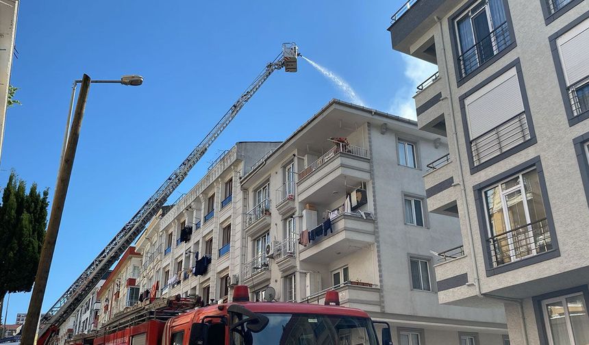 Küçükçekmece’de bir binanın çatısında yangın çıktı