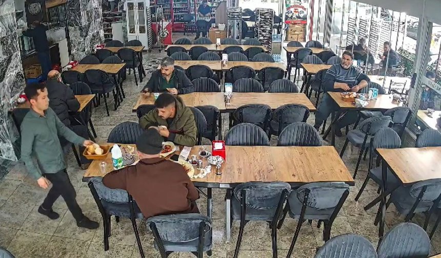 Başakşehir’de hesap ödemeden kaçtılar: O anlar kamerada