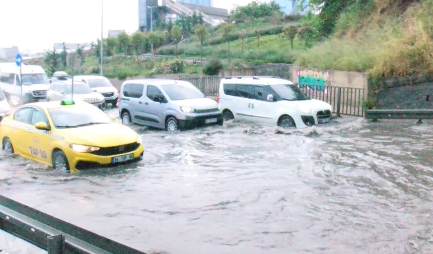 Maltepe’de tünelde su birikti, trafik durma noktasına geldi
