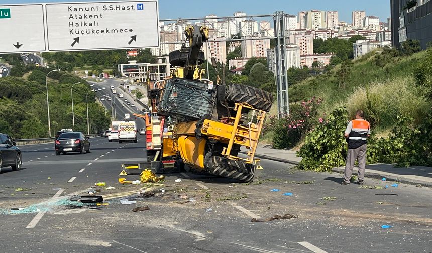 Küçükçekmece’de iş makinesini taşıyan çekici devrildi