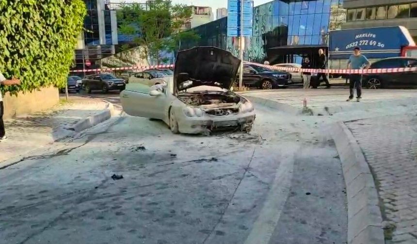 Seyir halindeki lüks otomobil yanarak kullanılamaz hale geldi