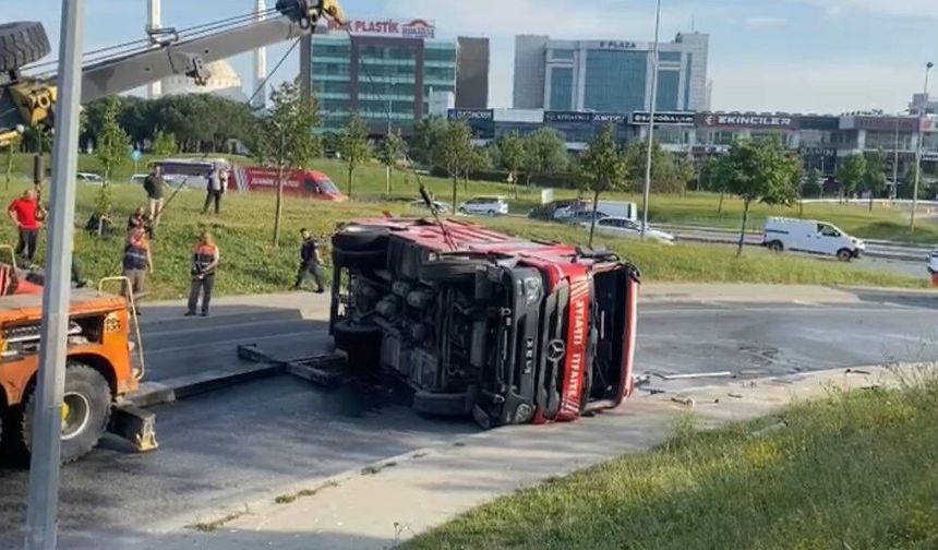 Yangından dönen itfaiye aracı devrildi: 3 itfaiye eri yaralandı