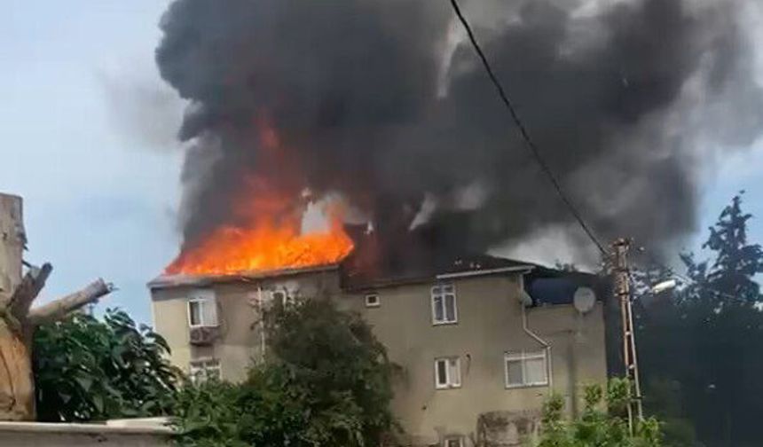 İzolasyon malzemeleri tutuşan çatı alevlere teslim oldu