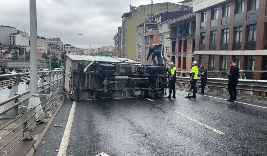 Bomonti- Dolmabahçe tüneli çıkışında bariyerlere çarpan kamyonet devrildi