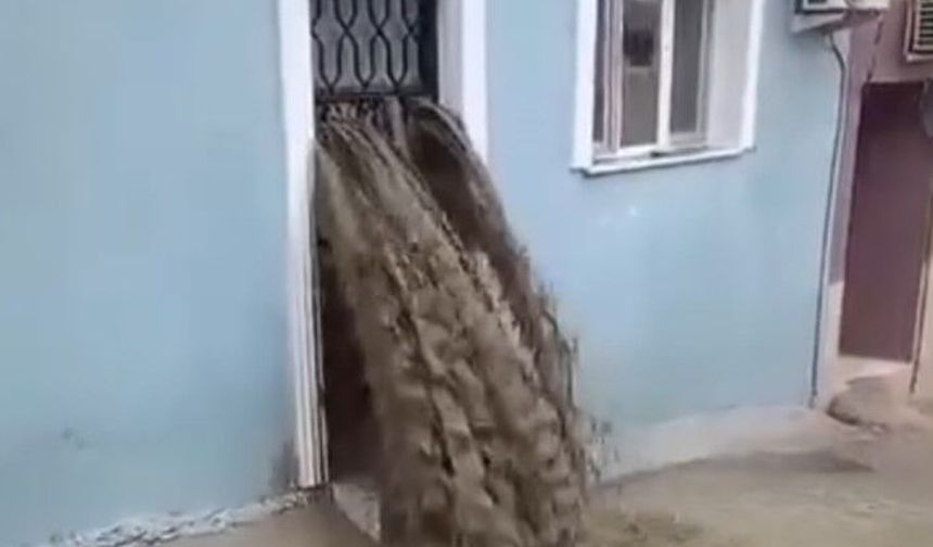 Sel suları evinin içinden geçti: Ölümden döndü