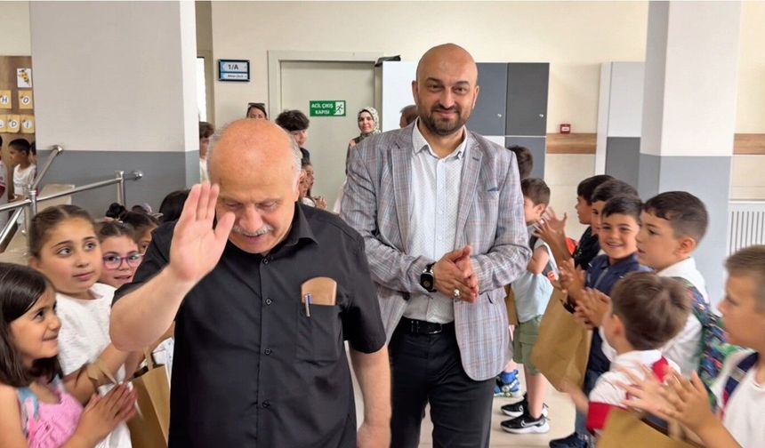 Sultanbeyli'de 37 yıllık öğretmene duygu dolu uğurlama