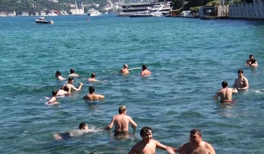 Termometreler 36 dereceyi gösterdi: Vatandaşlar Boğaz'a akın etti
