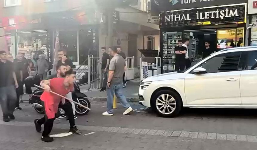 Avcılar’da mahalle ortasında kavga: Sopalar havada uçuştu