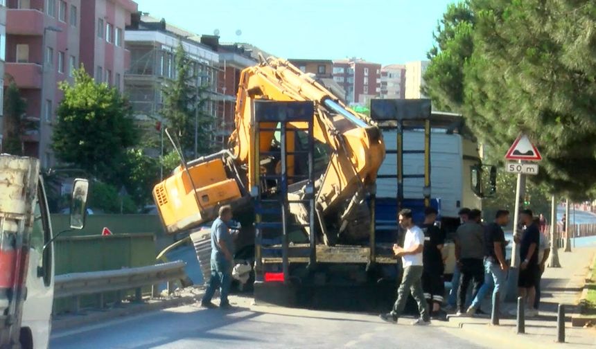 Bahçelievler'de TIR'ın üzerindeki kepçe devrildi