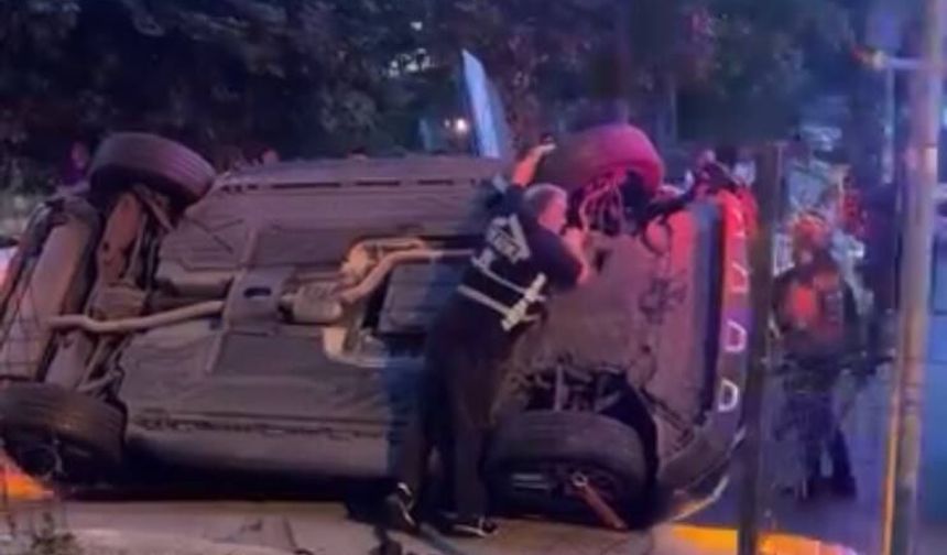 Kırmızı ışıkta duran araca çarpan otomobil devrildi