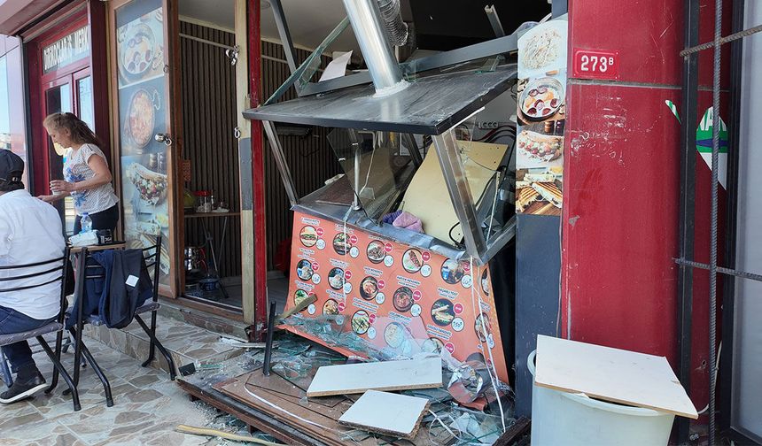 Avcılar'da kontrolden çıkan otomobil restorana daldı