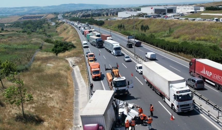 Büyükçekmece'de 4 aracın karıştığı zincirleme kaza