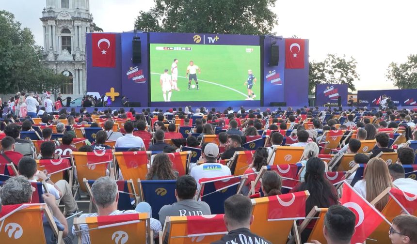 Dolmabahçe’de milli maç heyecanı dev ekranda yaşandı