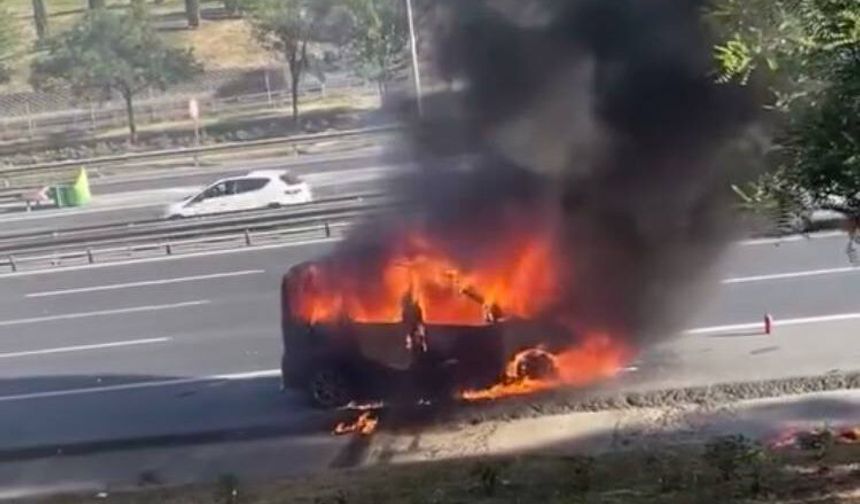 TEM Otoyolu'nda seyir halindeki hafif ticari araç alev alev yandı