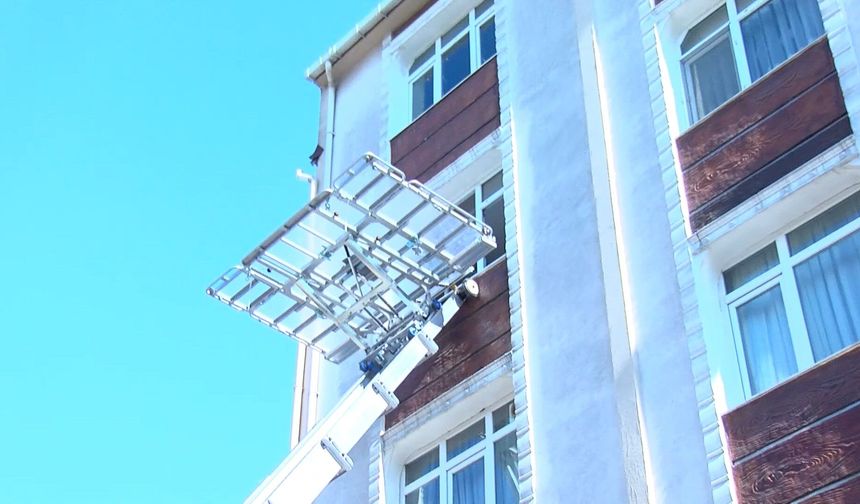 Yıkım sırasında çöken apartman nedeniyle 2 bina tahliye edildi