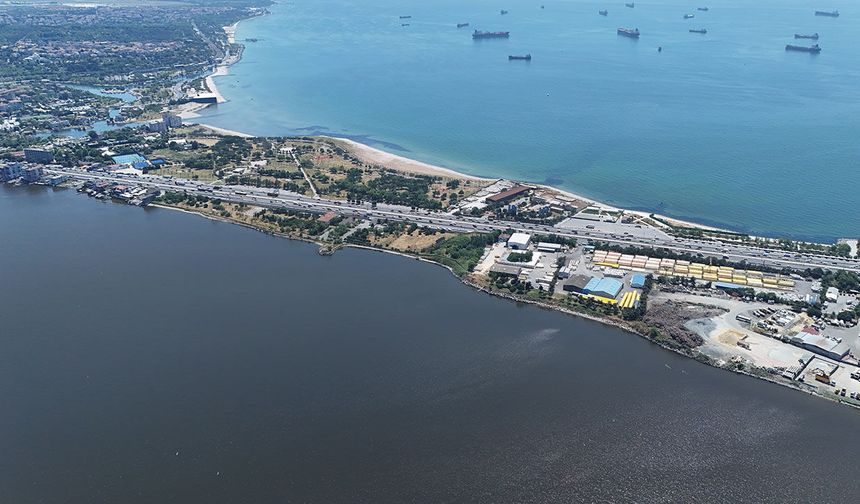 Küçükçekmece Gölü'nde korkutan manzara: Kirlilik gökyüzünden görüntülendi