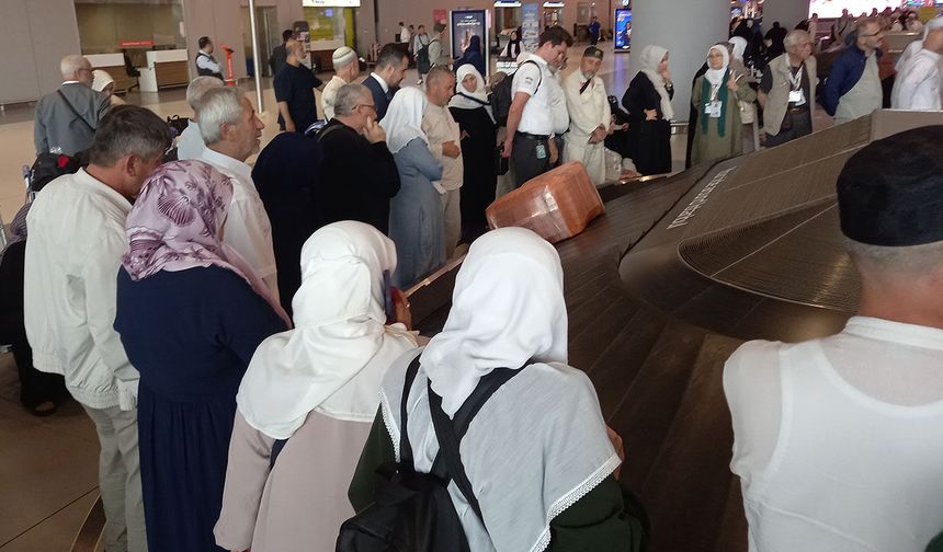 Hacılar İstanbul Havalimanı'nda çiçeklerle karşılandı