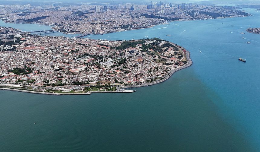 Boğaz’da renk şöleni: Karadeniz’in turkuaz suları Marmara ile buluştu