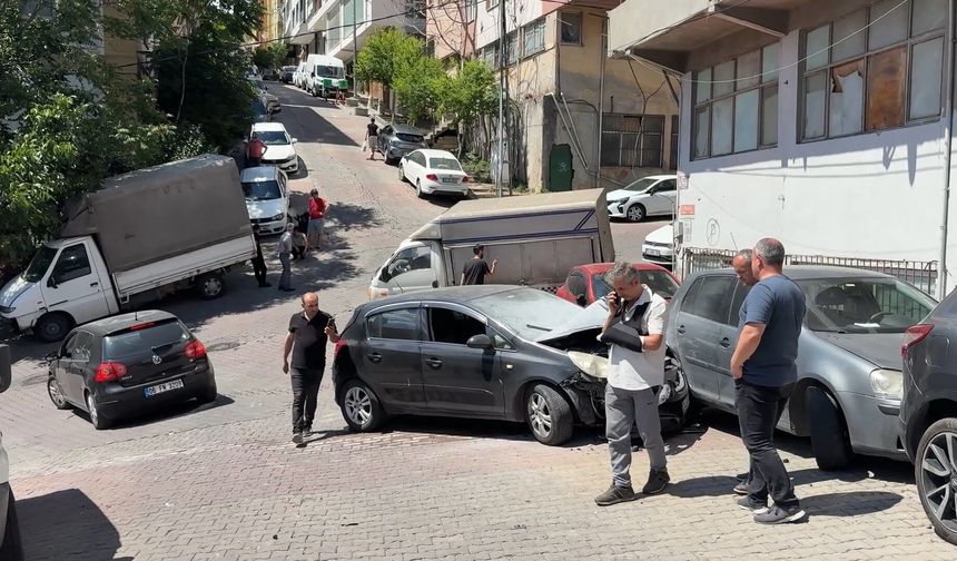 Park halindeki otomobil yokuştan kayarak 3 araca çarptı; sahibi kaldırımda izledi