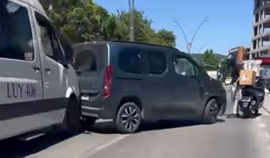 Motokuryeyle kavga ederken aracını geri viteste unutan sürücü kaza yaptı