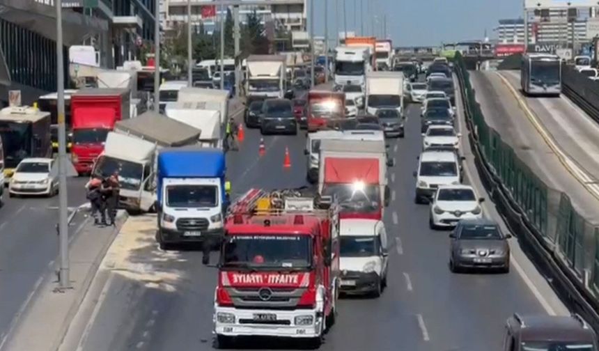 D-100’de freni boşalan kamyonet refüje çıktı: Trafik kilitlendi