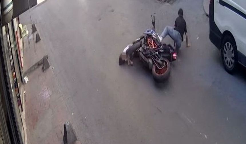 Cadde üzerinde kaza: Scooterlı çocuğa motosiklet çarptı