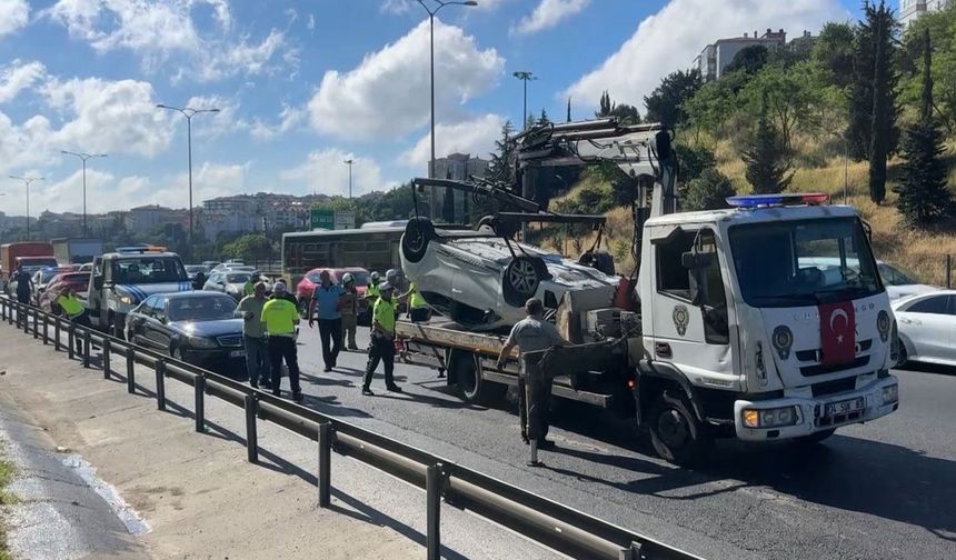 İstanbul’da korkutan kaza: FSM çıkışında araç ters döndü