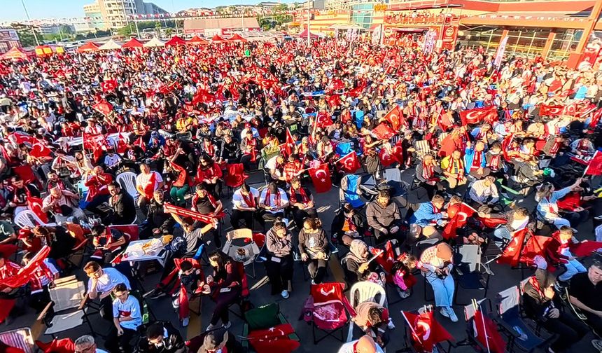 Sabahın erken saatlerinde milli coşku: Esenyurt’ta dev ekran buluşması