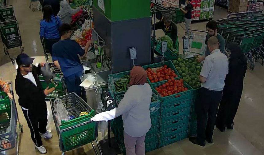 Market hırsızlığı saniye saniye kameraya yansıdı