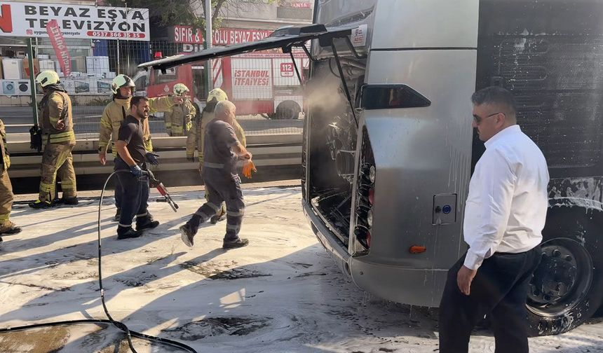 Metrobüsün motoru alev aldı: Yolcular tahliye edildi