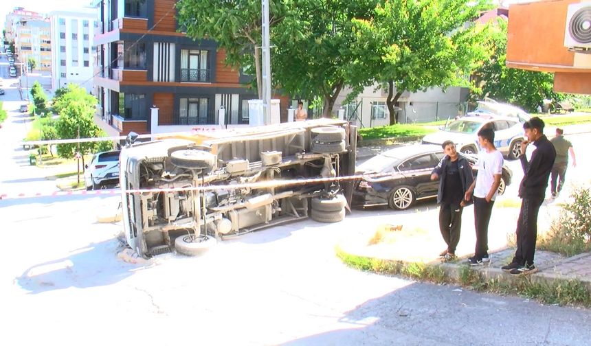 Rampada kayan kamyonet, park halindeki otomobilin üzerine devrildi