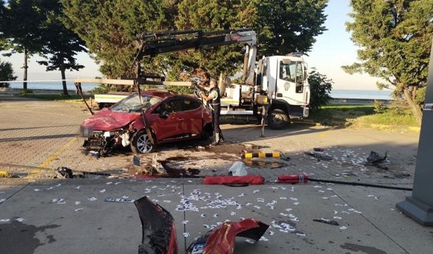 Kartal’da kontrolden çıkan otomobil takla attı: Kadın sürücü araçta sıkıştı