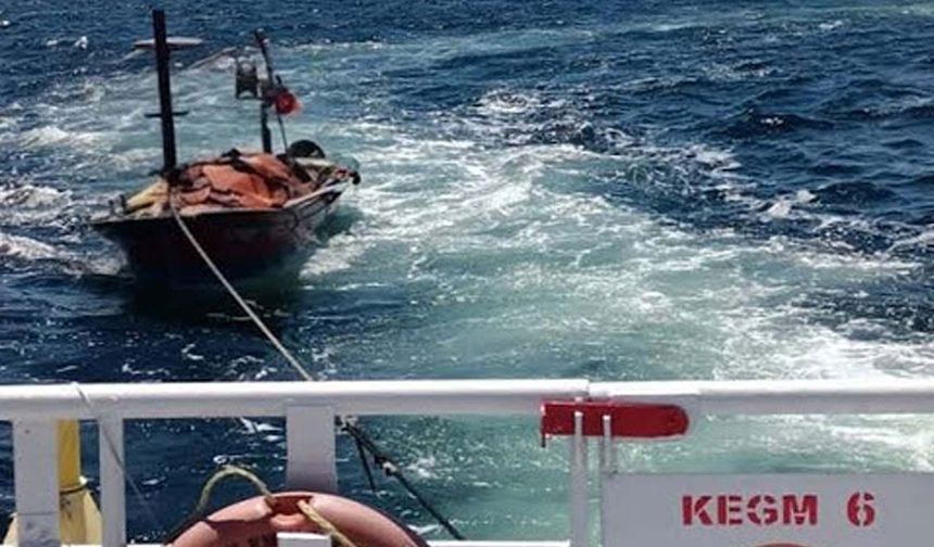Çanakkale Boğazı'nda sürüklenen tekne kurtarıldı