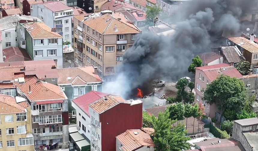 Balat'ta bir otomobil tamirhanesinde yangın