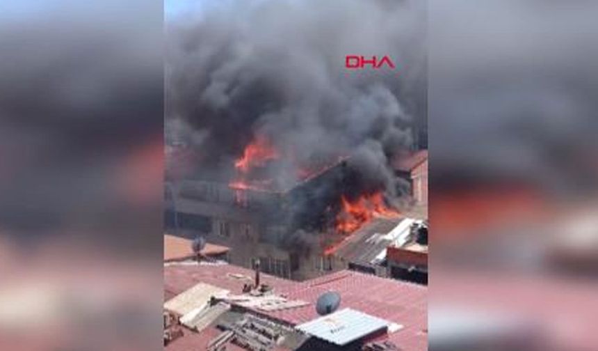 4 katlı binanın çatısında yangın: Alevler yandaki apartmana sıçradı