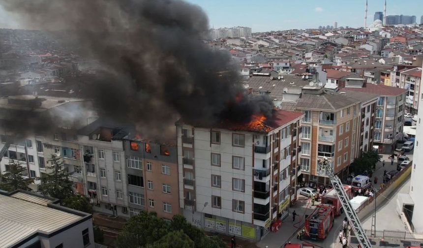 Esenyurt'ta bulunan bir binanın çatısında yangın