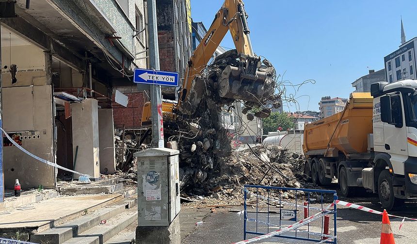 22 riskli bina için yıkım kararı: İlk kepçe vuruldu