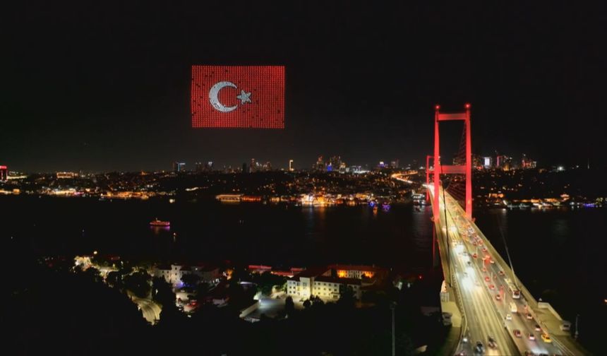 15 Temmuz'un 10. Yılında Şehitler Köprüsü'nde Dron Gösterisi