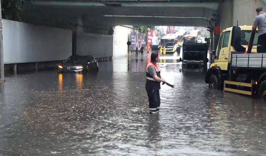 Alt geçidi su bastı, İETT otobüsleri kuyruk oluşturdu