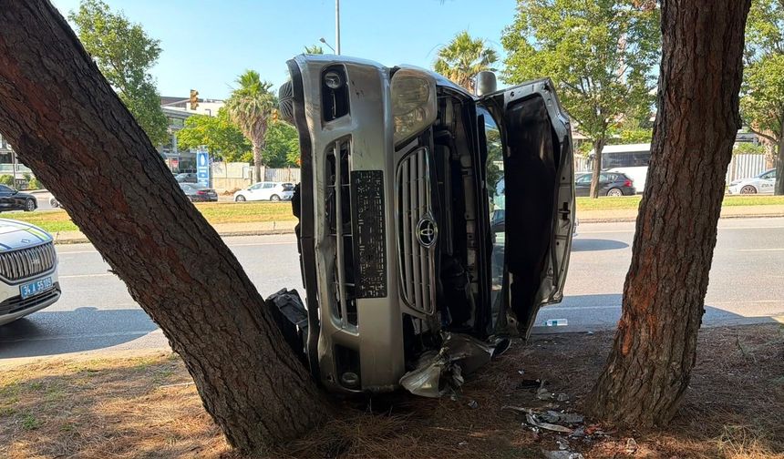 Bakırköy'de kontrolden çıkan otomobil takla attı