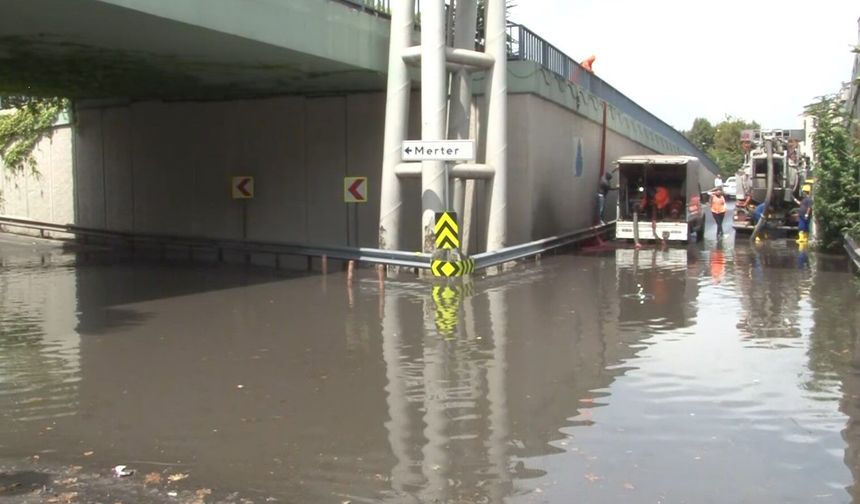 Sağanak alt geçidi göle çevirdi: Yol trafiğe kapatıldı