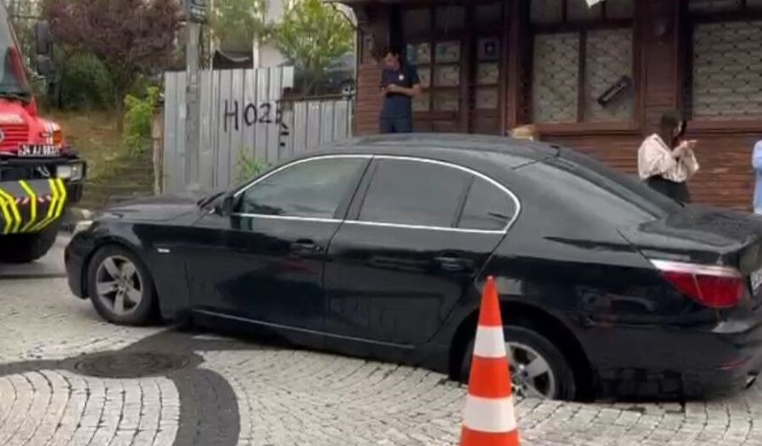 Eyüpsultan’da seyir halinde otomobil çöken yola düştü
